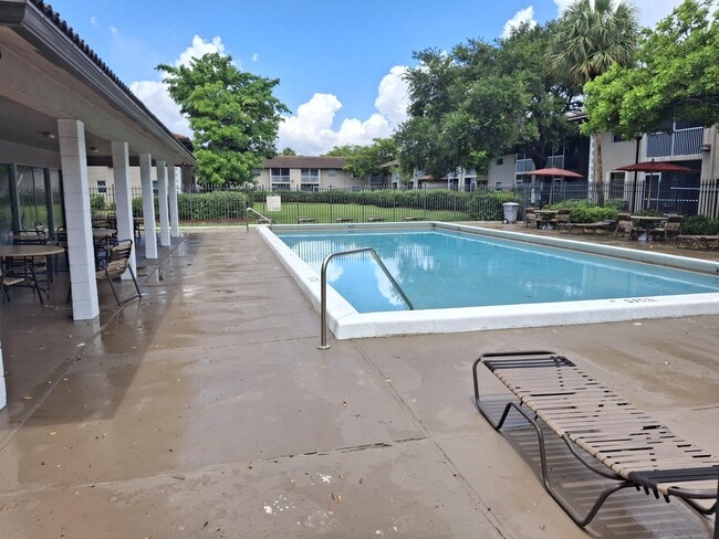 Building Photo - 8770 Royal Palm Blvd