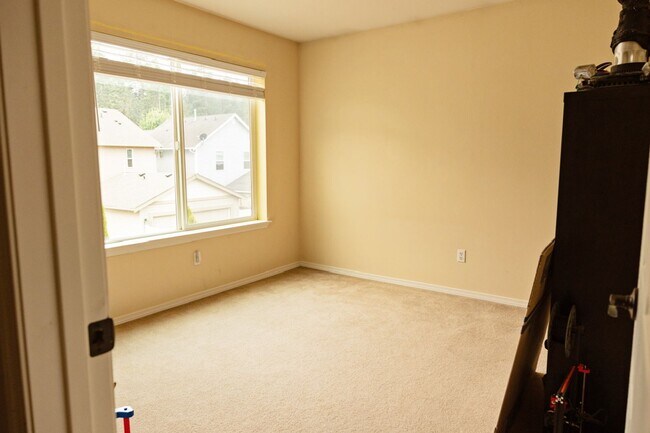 Building Photo - Updated 4 Bedroom DuPont Home for Rent