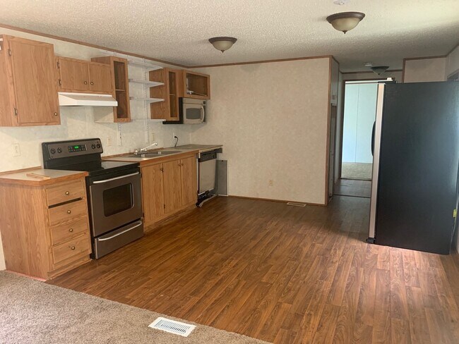 Building Photo - $250 OFF FIRST MONTH'S RENT - Country living!