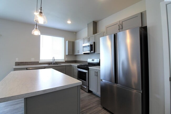 Building Photo - 3 bed/2 bath West Pasco Townhouse