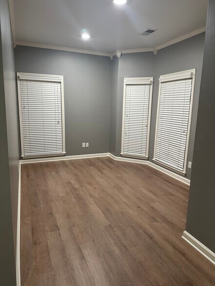 Primary Bedroom Sitting Room - 1695 Berryhill Rd
