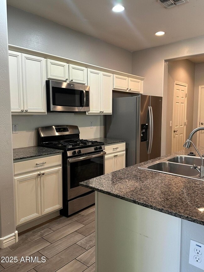 Building Photo - 2414 E Hazeltine Way