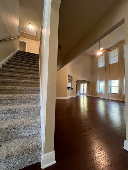 Building Photo - 68 Hemingway Ln