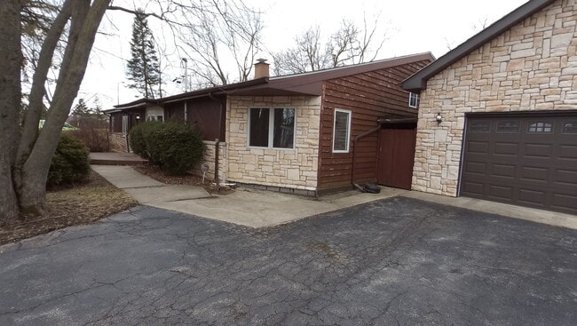 Building Photo - 22940 N Prairie Ln