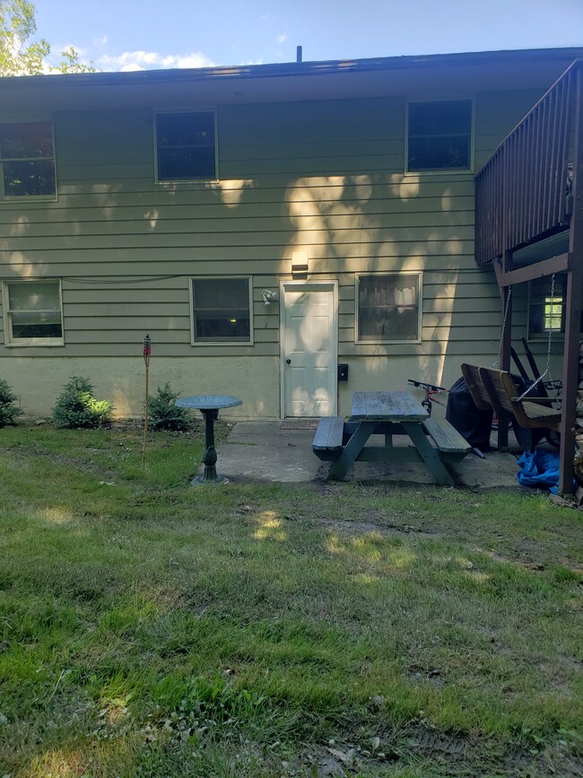 patio and entrance - 224 Hillcrest Manor Dr