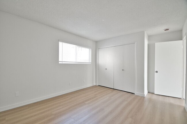 Building Photo - j125