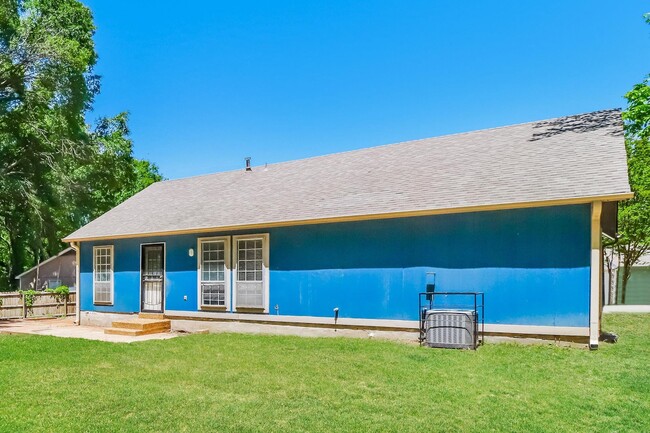 Building Photo - 1065 Llano Cove