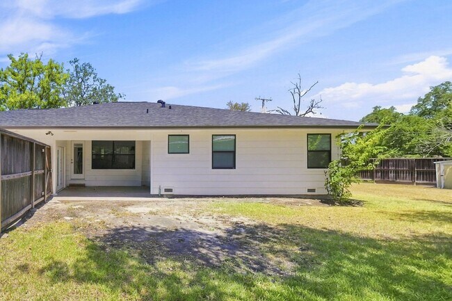 Building Photo - 900 Winding Rd