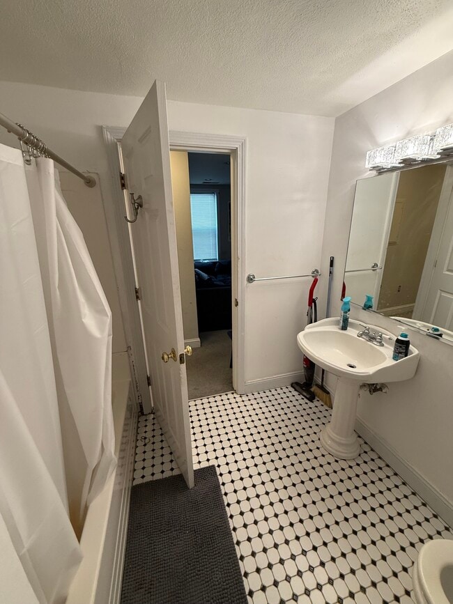 Building Photo - 3 Bedroom South Boston