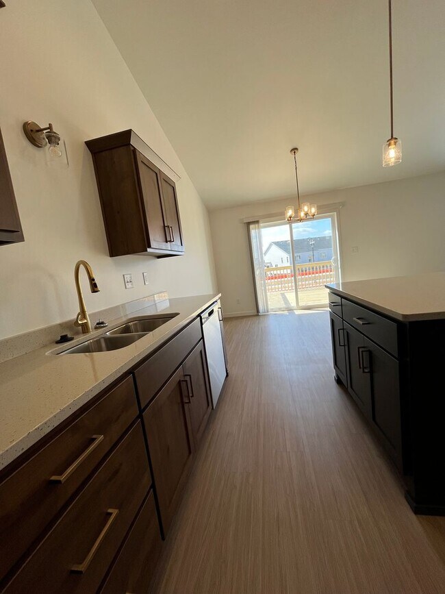 Building Photo - 3 Bed 3 Bath TownHome