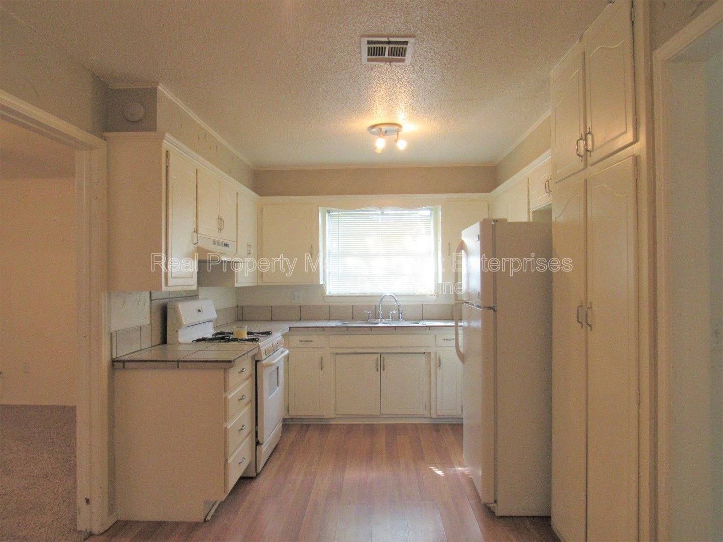 Building Photo - 637 Redstone Ave