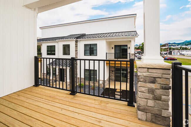 2BR, 1BA - 953SF - Balcony - Wayne Street Commons