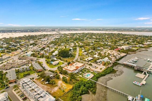 Building Photo - 33 Comares Ave