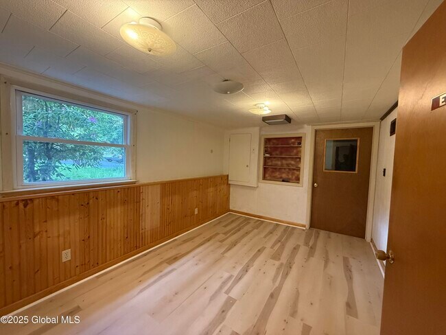 Building Photo - 1565 Crescent Rd