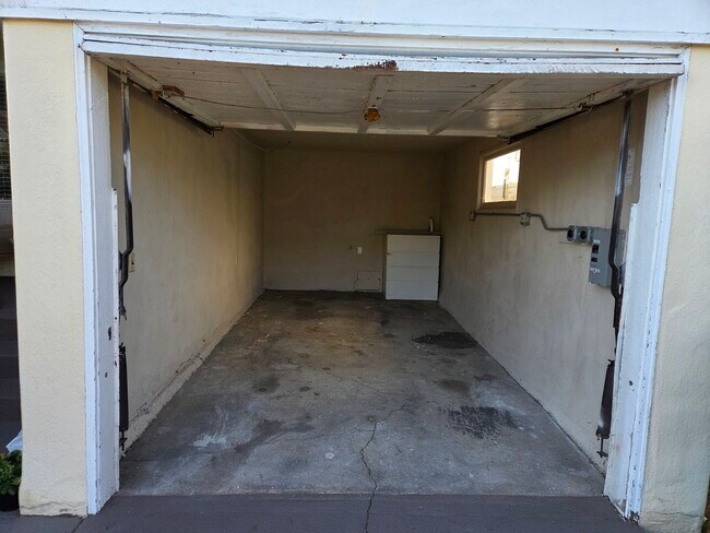 Building Photo - 986 55th St