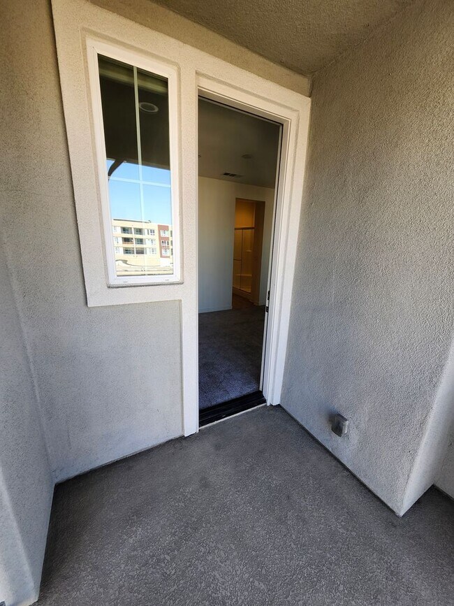 Building Photo - Gorgeous Tri-level Townhouse 3 beds 3 1/2 ...