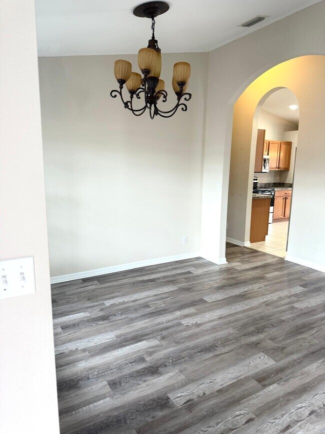 Building Photo - 549 SW Prater Ave