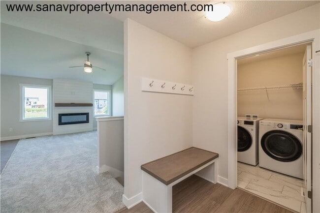 Building Photo - Beautiful 3 bedroom in Prime Waukee Location - Close to it ALL