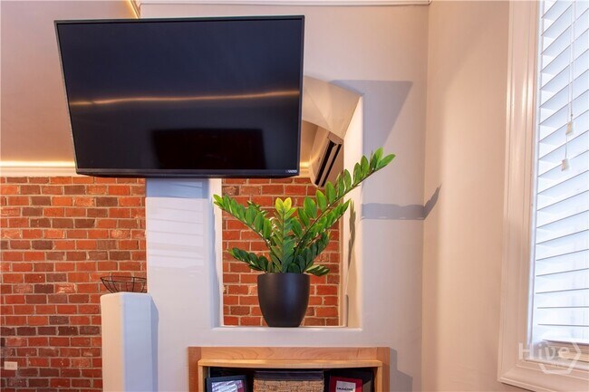 Building Photo - 760 E Campus Rd