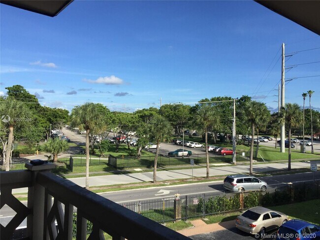 Building Photo - 5021 W Oakland Park Blvd