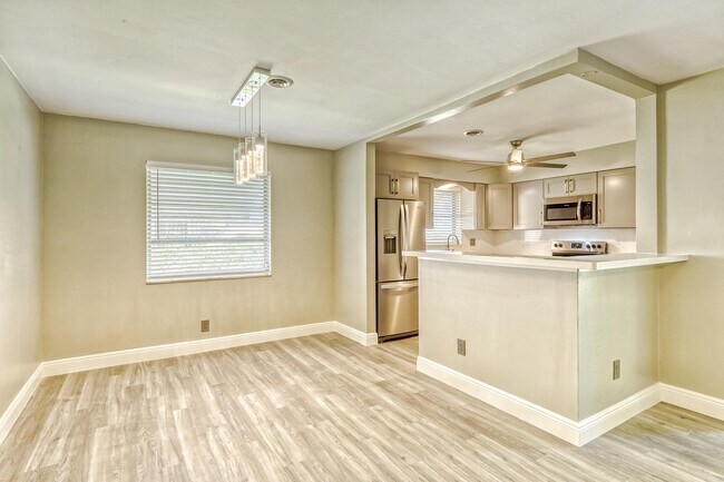 Building Photo - 400 S Luna Ct