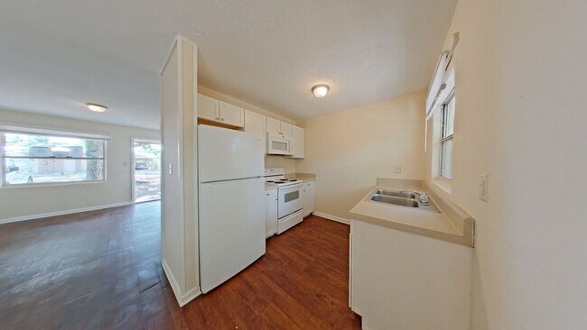 Building Photo - Lovely 2/1 - Convenient Location