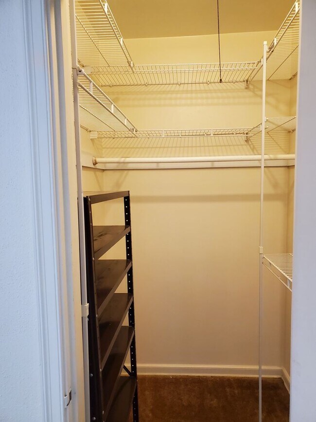 Building Photo - Private loft apartment over barber shop ne...