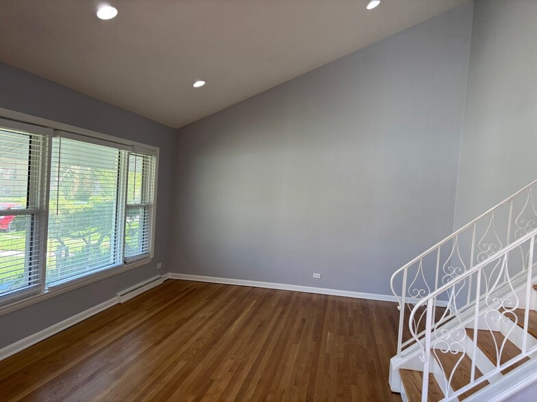 Building Photo - 6736 N Kimball Ave