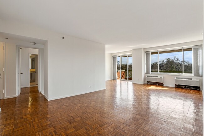 Primary Photo - 100 Hilton Ave