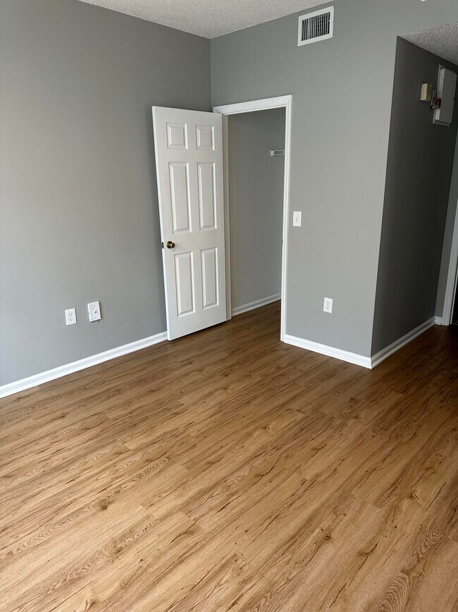 Building Photo - 2080 Greenview Shores Blvd