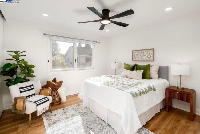 Building Photo - 725 Old Creek Rd