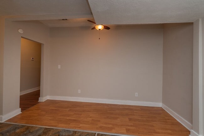 Building Photo - 4 bed/2 bath single-family home for lease ...