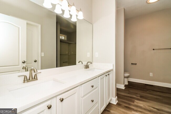 Building Photo - 4048 Golfview Ct