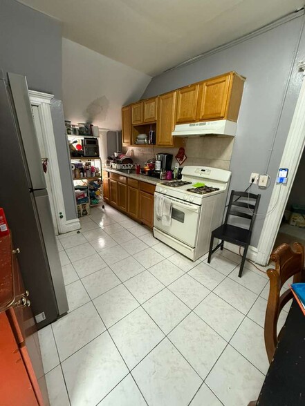 Kitchen - 681 E 28th St