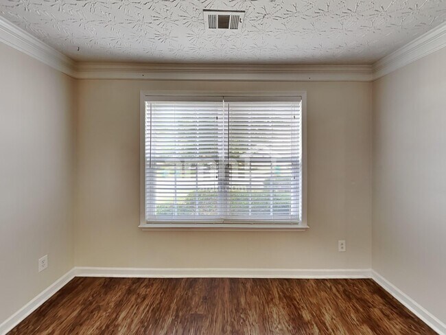 Building Photo - 327 Meadows Ln