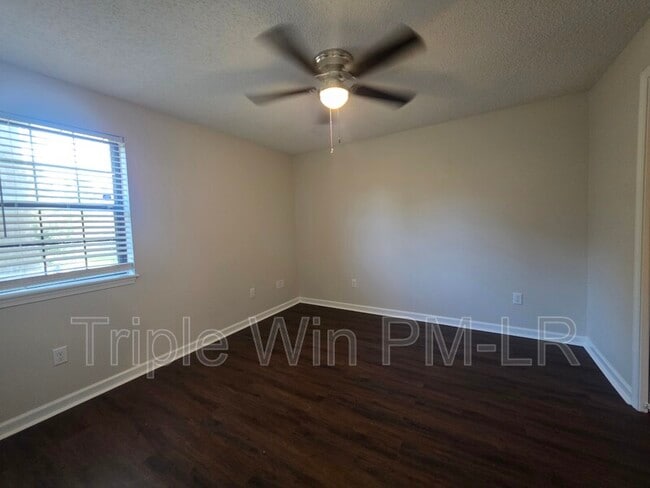 Building Photo - 113 Northfield Dr