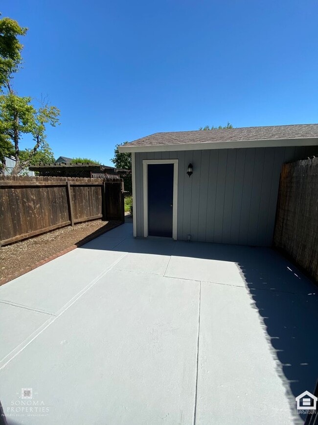 Building Photo - Townhouse in Desirable Location, Near Shopping, Bike Trails, Water & Garbage Included