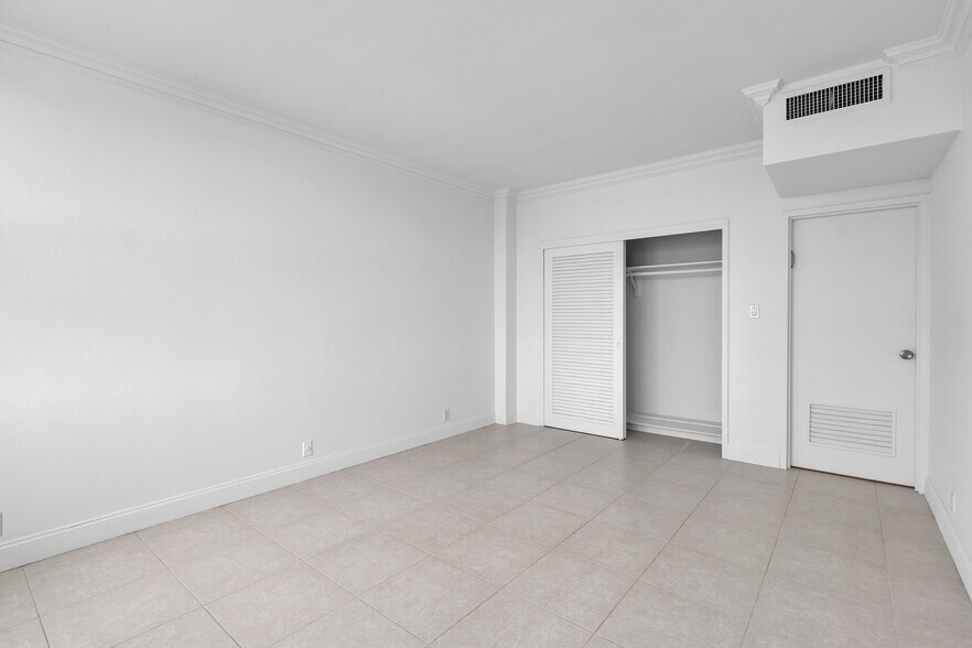 Building Photo - 4747 Collins Ave