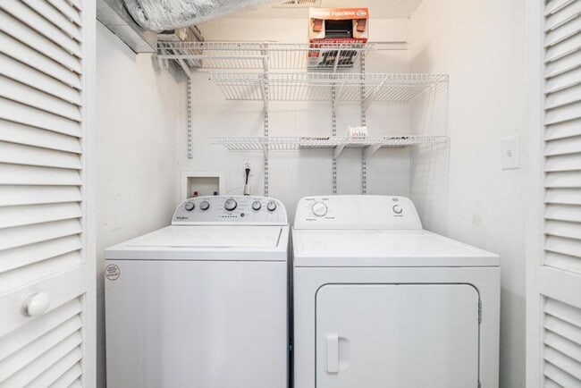 Building Photo - Updated 2-Bedroom Home Walking Distance to Longwood University!