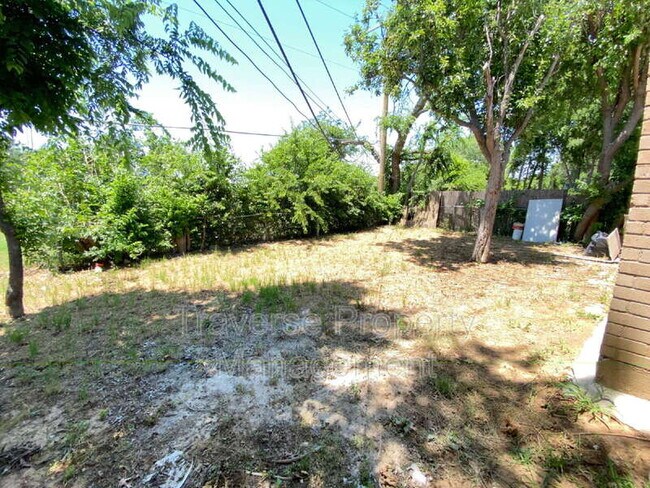 Building Photo - 6812 Trail Lake Dr