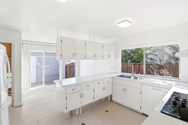 Building Photo - 1201 Weymoth Dr