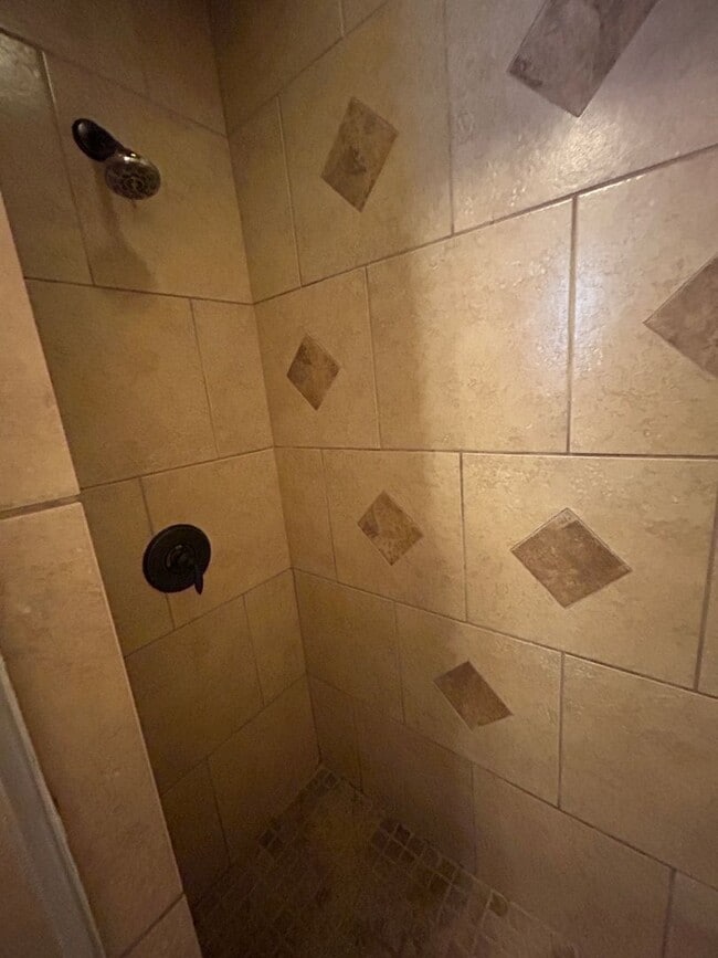 Building Photo - 3 bedroom NOW AVAILABLE in the MAC school ...