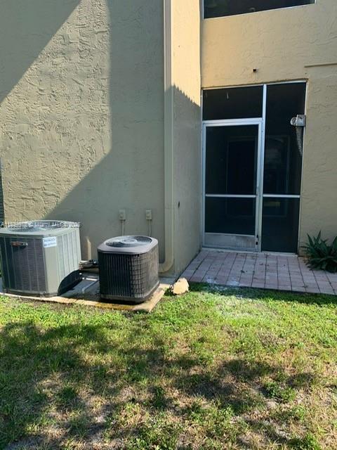 Building Photo - 11101 Royal Palm Blvd