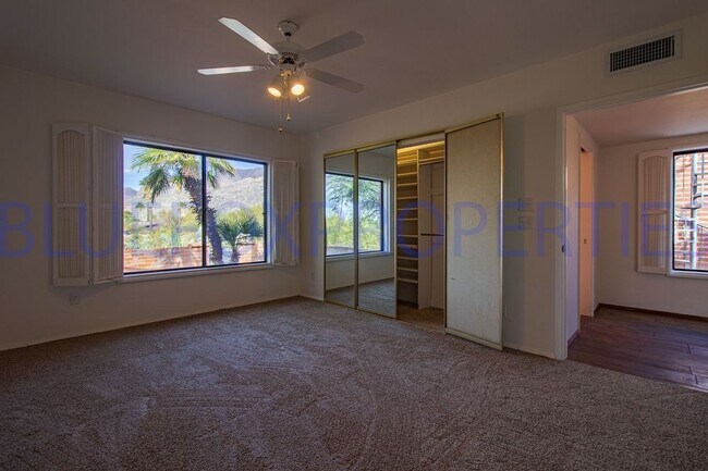 Building Photo - Stunning home off Sunrise and Swan!