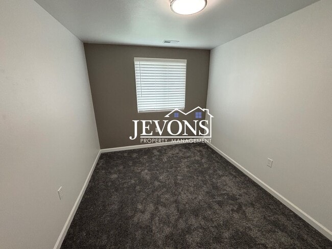 Building Photo - $500 Rent Credit - Charming 4-bedroom home with laundry and full kitchen, located near WA-17 and ...