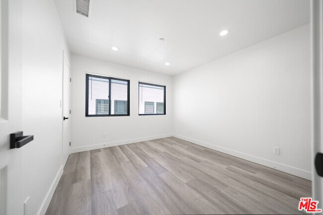 Building Photo - 4110 Normandie Ave