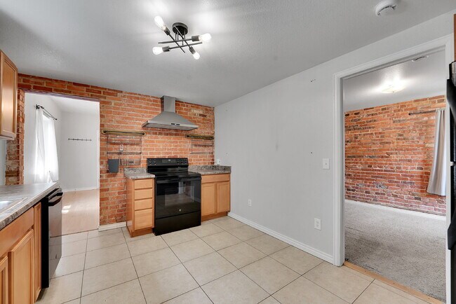 Building Photo - $2,245 - 2 Bed, 1 Bath Home in Denver with...
