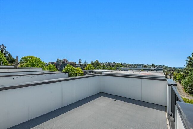 Building Photo - Sweet Ultra-Modern Air-Conditioned West Se...