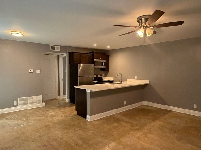 Building Photo - Fully Renovated 1-Bedroom Apartment in Alamo Heights ISD