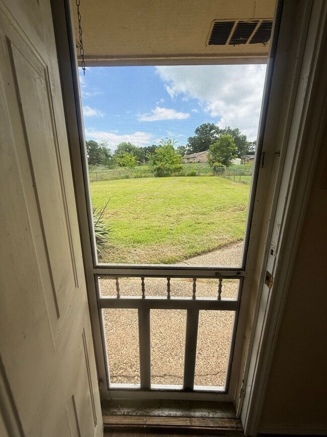 Building Photo - 2-bed/1-bath in Flint!